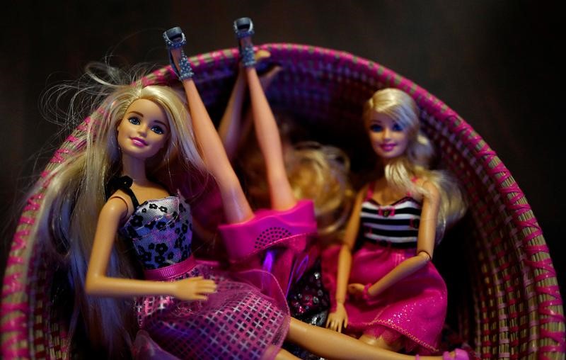 © Reuters. Куклы Barbie компании Mattel в Ханау