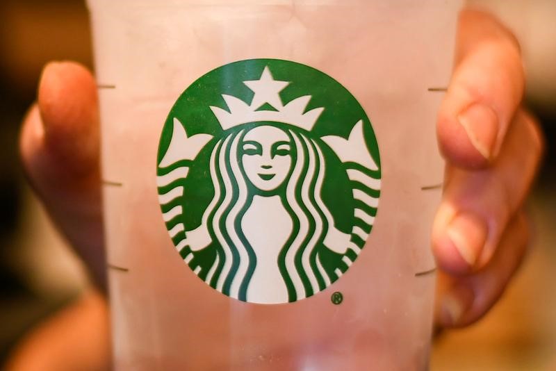 © Reuters. Сотрудник Starbucks держит в руках стакан воды в Остине, Техас