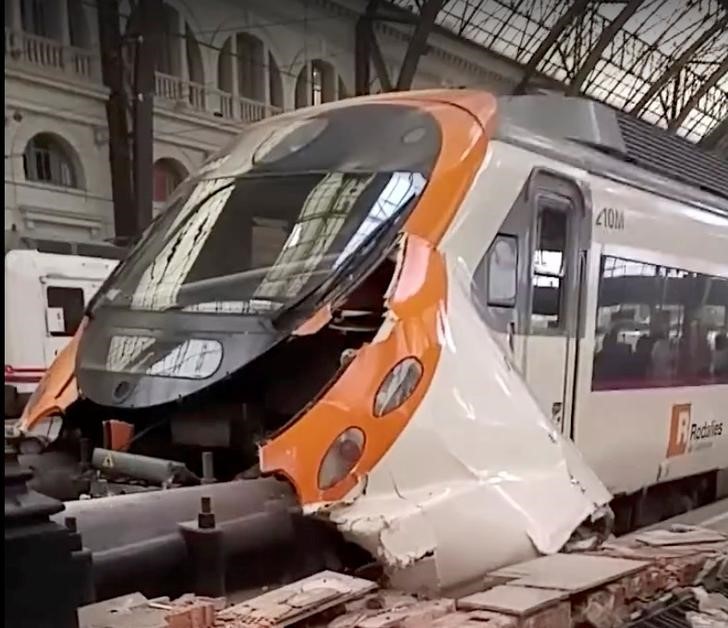 © Reuters. Decenas de heridos en el accidente de un tren de cercanías en Barcelona