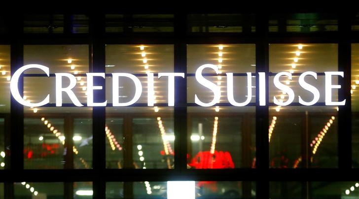 © Reuters. Логотип Credit Suisse в офисном здании на окраине Цюриха