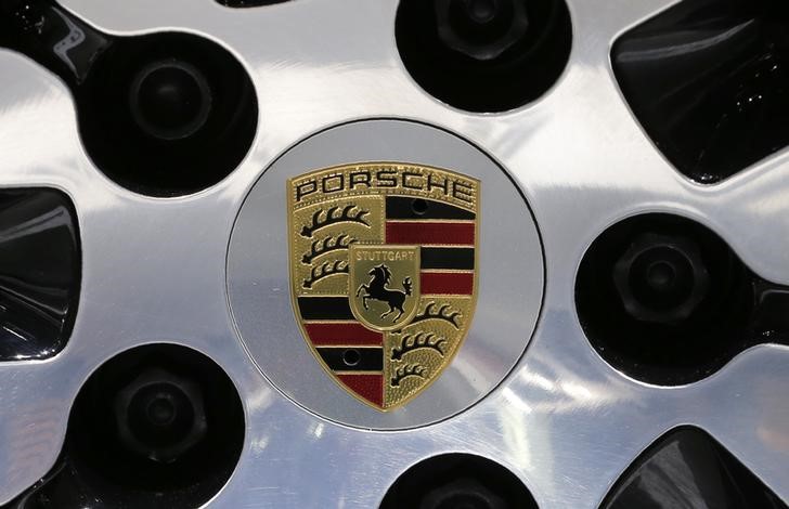 © Reuters. Porsche logo is seen at the 2017 New York International Auto Show in New York