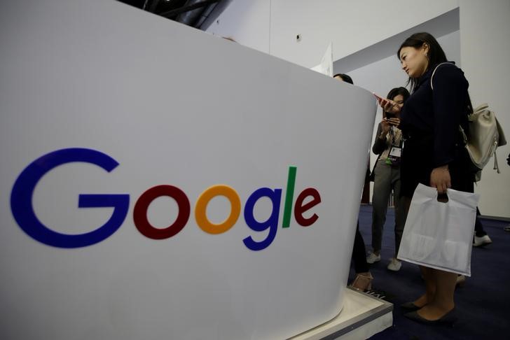 © Reuters. People visit Google's booth at the GMIC in Beijing