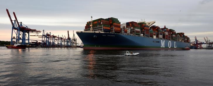 © Reuters. Mol Triumph, the world's largest container ship, arrives at a loading terminal in the harbour of Hamburg