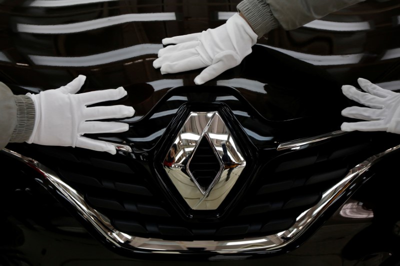 © Reuters. FILE PHOTO: Workers check a car at Renault's assembly plant in Wuhan