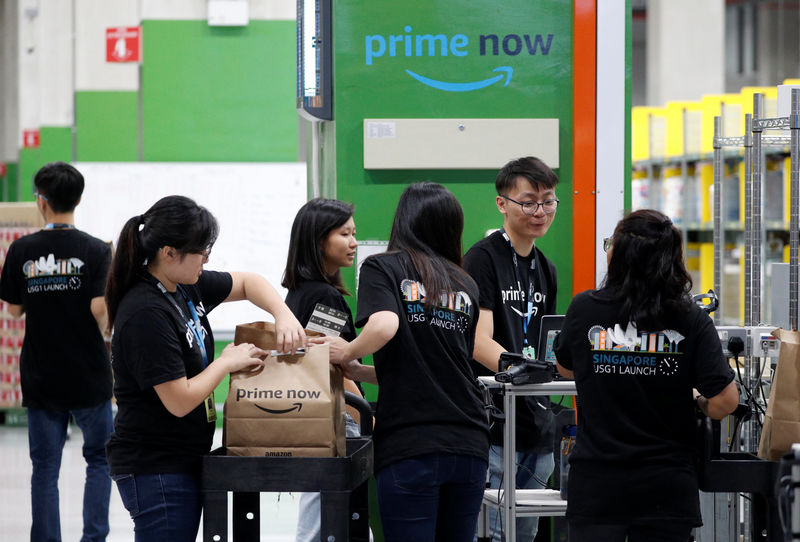 © Reuters. Employees work at Amazon's Prime Now fulfillment centre in Singapore