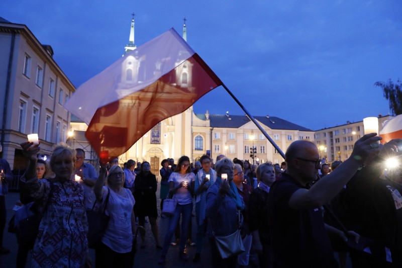 © Reuters. People attend a protest against judicial reforms in front of the Supreme Court in Warsaw