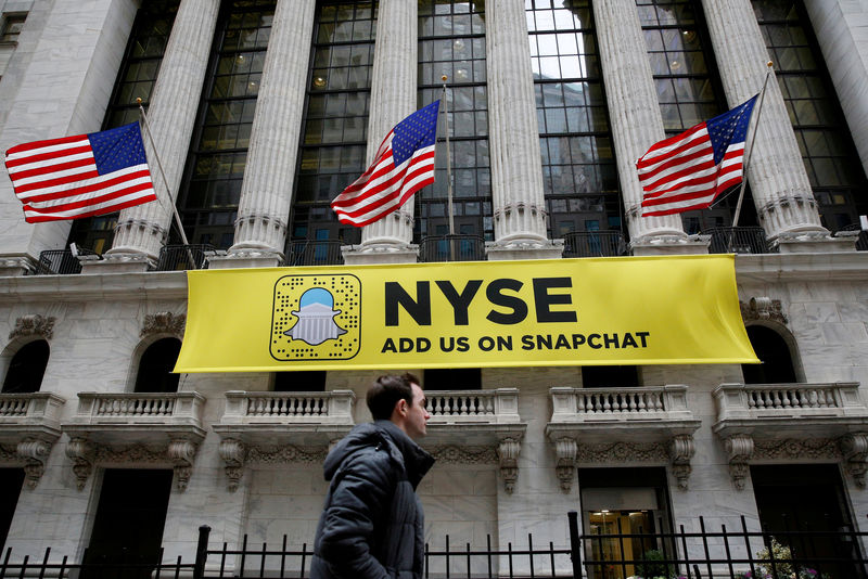 © Reuters. FILE PHOTO - A Snapchat sign on the facade of the NYSE in New York City