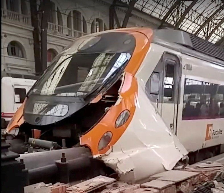 © Reuters. Trem de passageiros após colisão em estação de Barcelona