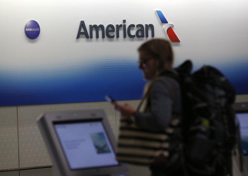 © Reuters. A passenger arrives to check in for an American Airlines filght at O'Hare International Airport in Chicago