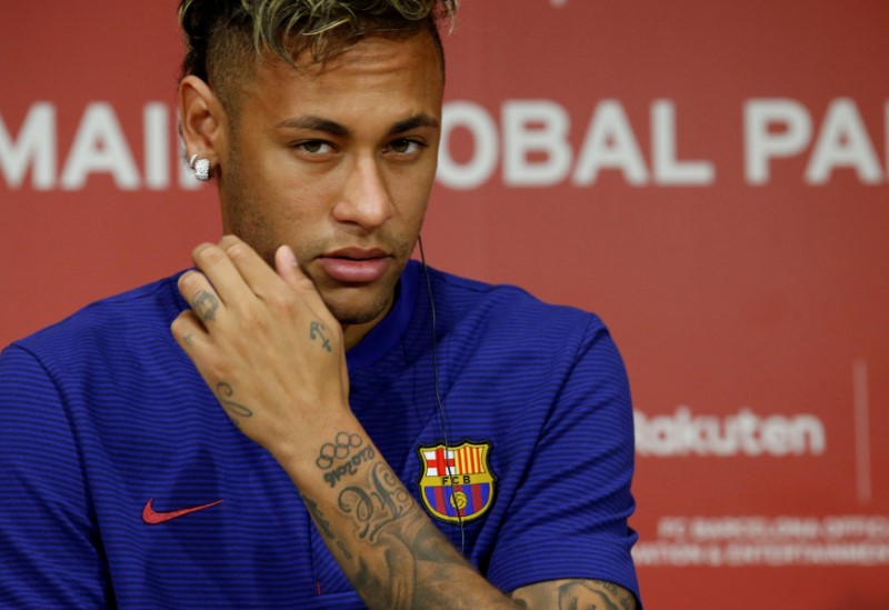 © Reuters. FILE PHOTO: FC Barcelona player Neymar attends a news conference in Tokyo