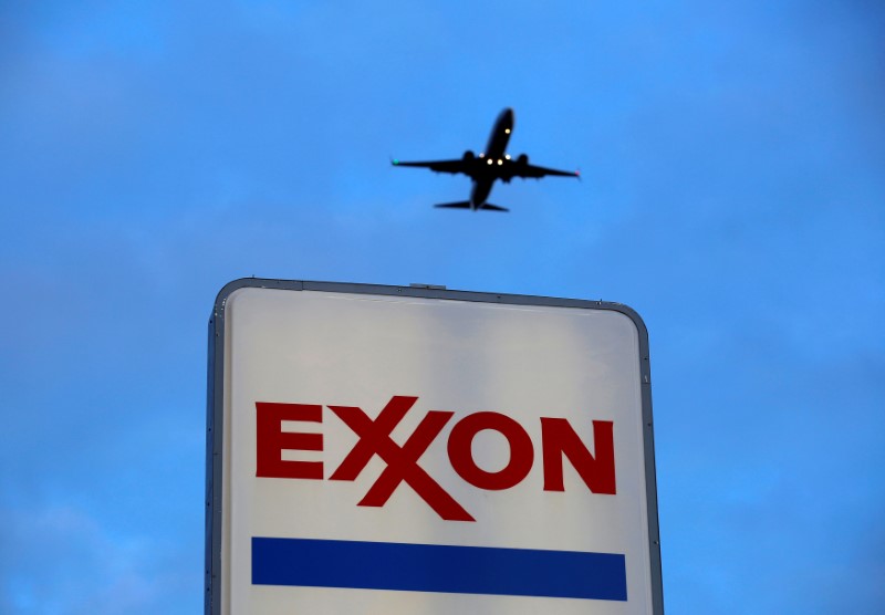 © Reuters. FILE PHOTO: An airplane comes in for a landing above an Exxon sign at a gas station in the Chicago suburb of Norridge