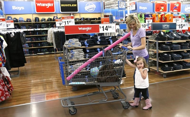 © Reuters. A woman shops with her daughter at a Walmart Supercenter in Rogers