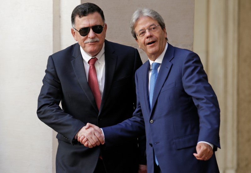 © Reuters. Italian Prime Minister Gentiloni shakes hands with his Libyan counterpart Fayez al-Sarraj at Chigi Palace in Rome