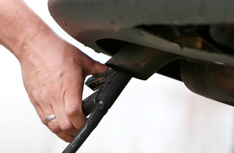 © Reuters. FILE PHOTO: A motor mechanic measures exhaust emissions in a diesel-engined car in Eichenau