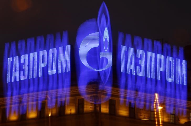 © Reuters. Логотип Газпрома на крыше здания в Санкт-Петербурге