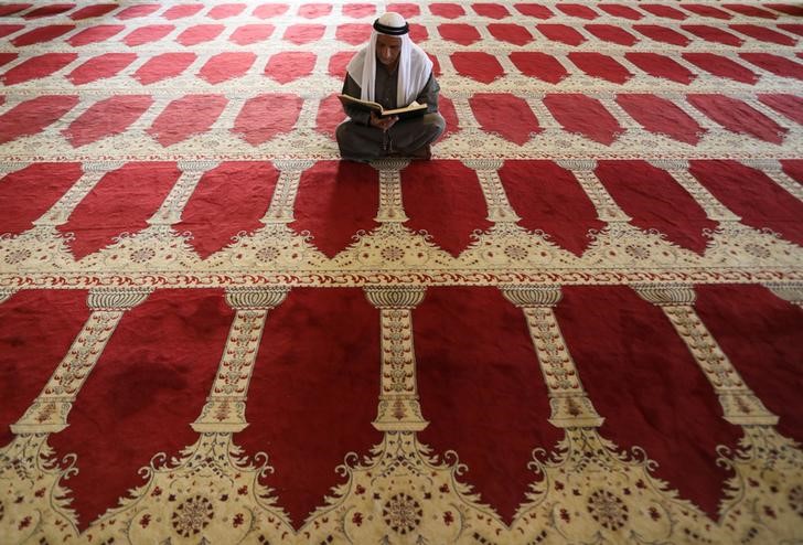 © Reuters. Palestino faz orações dentro da Mesquita de al-Aqsa, no complexo do Monte do Templo, em Jerusalém