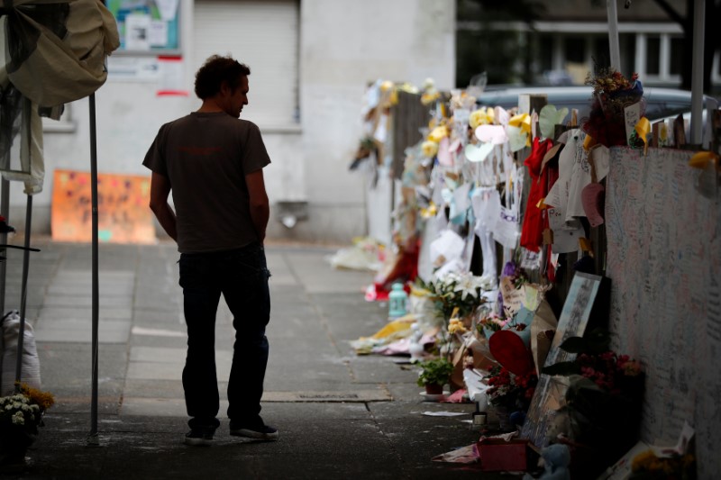 © Reuters. A man looks at floral tributes for the victims of the Grenfell Tower fatal fire, in London