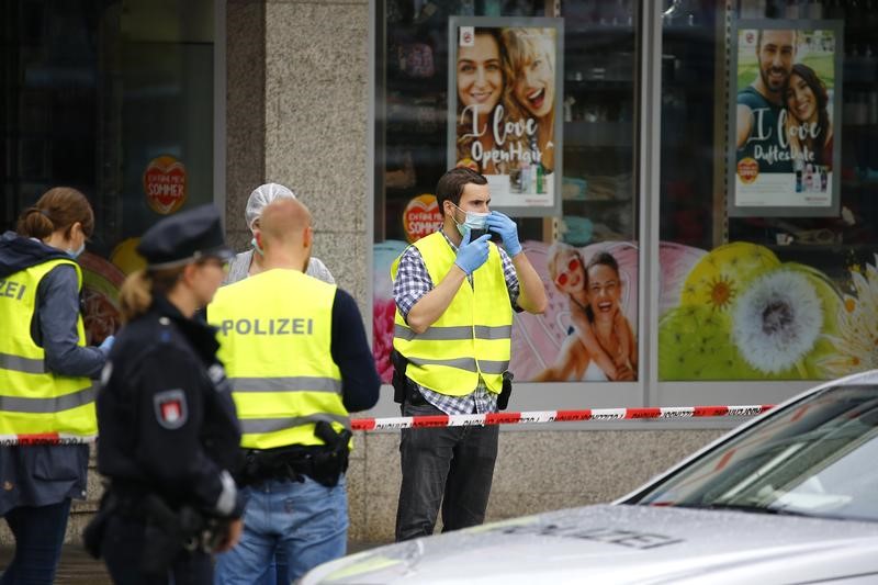 © Reuters. قتيل وعدد من المصابين في هجوم بسكين في هامبورج والدافع غير واضح