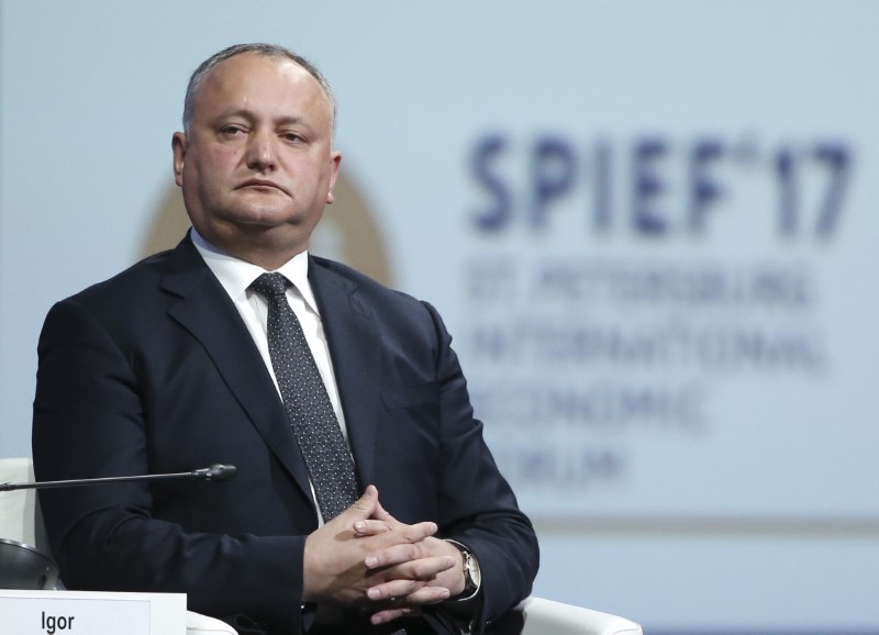 © Reuters. Moldovan President Dodon attends a session of the St. Petersburg International Economic Forum