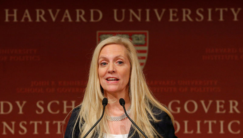 © Reuters. FILE PHOTO - Federal Reserve Board Governor Lael Brainard speaks at Harvard University in Cambridge