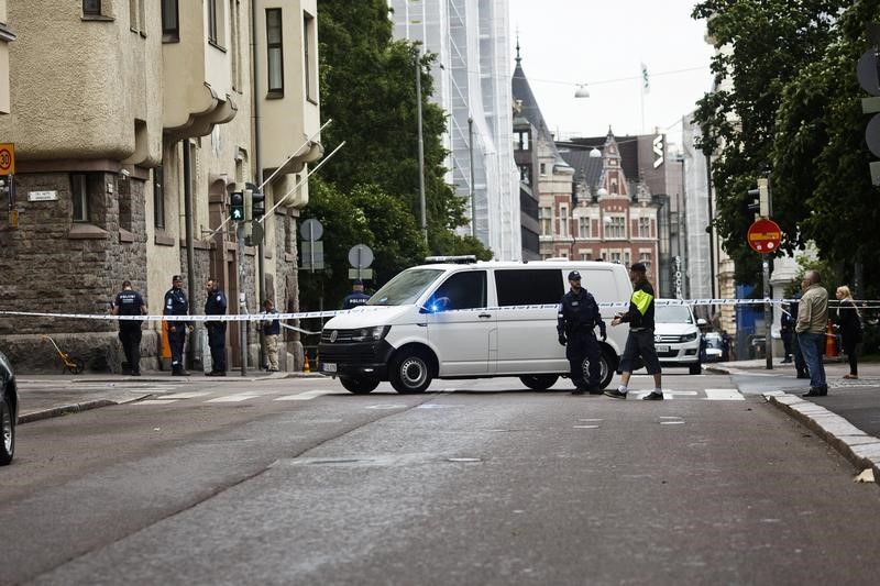 © Reuters. الشرطة الفنلندية: رجل يدهس بسيارته حشدا في هلسنكي ومقتل شخص