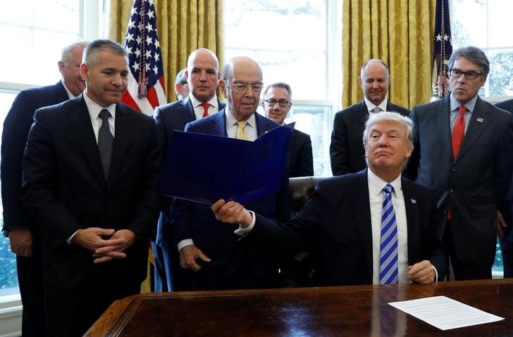 © Reuters. FILE PHOTO: Trump makes Keystone XL pipeline announcement in Washington