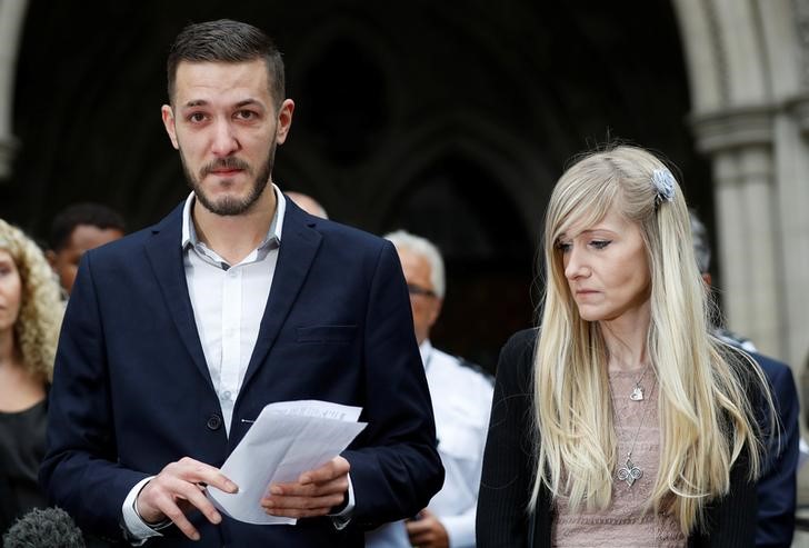 © Reuters. Pais de Charlie Gard, Connie Yates e Chris Gard leem comunicado em Londres