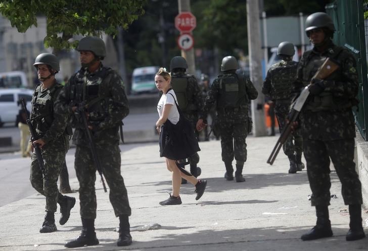 © Reuters. Militares patrulham avenida do Rio de Janeiro, em fevereiro