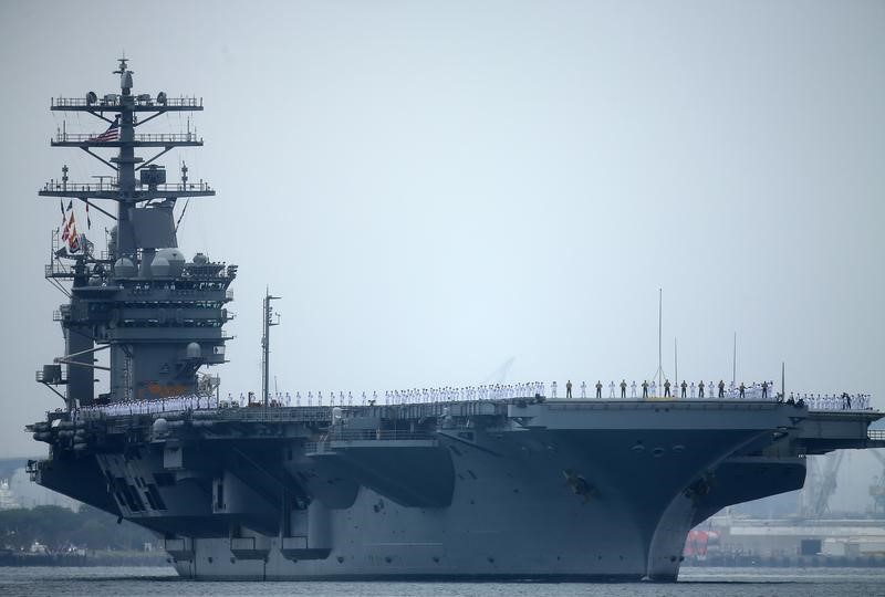 © Reuters. FILE PHOTO - Aircraft carrier USS Nimitz departs San Diego with Carrier Strike Group 11 and some 7,500 sailors and airmen for a 6 month deployment in the Western Pacific