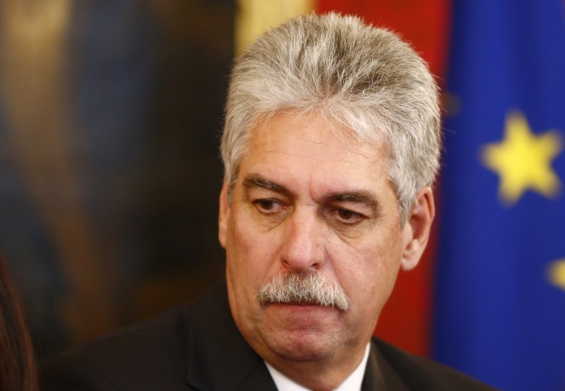 © Reuters. FILE PHOTO - Austrian Finance Minister Schelling waits to meet President Van der Bellen in Vienna