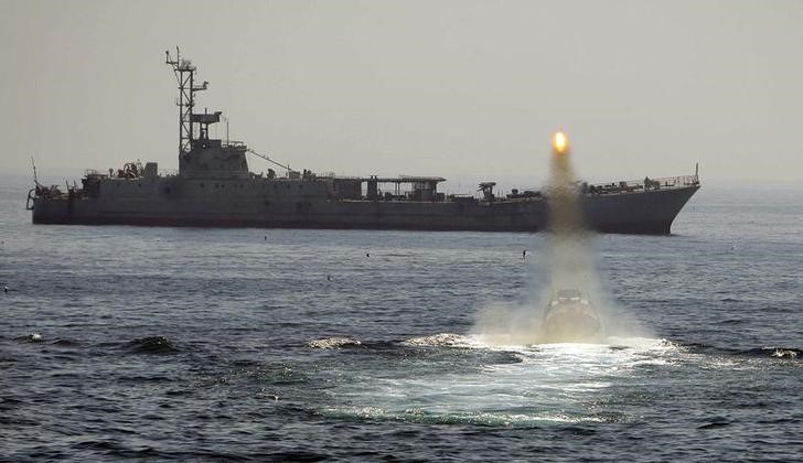 © Reuters. إيران تقول سفن أمريكية اقتربت من سفنها في الخليج وأطلقت طلقات تحذيرية