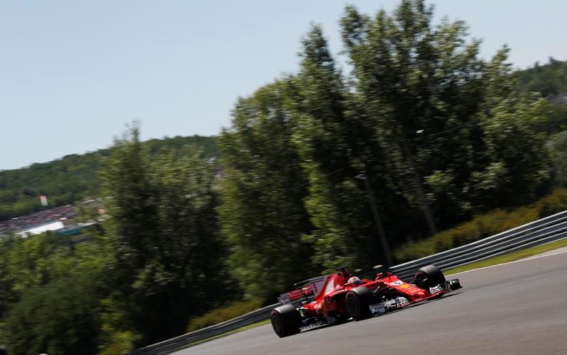 © Reuters. Vettel toma la pole en Gran Premio de Hungría