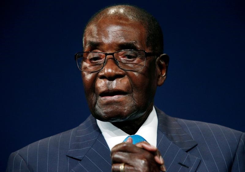 © Reuters. موجابي رئيس زيمبابوي يقول إنه "لا يحتضر" ولن يترك الحكم