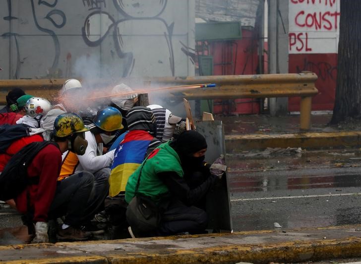 © Reuters. Barricadas y apuro por comprar marcan víspera de elección miembros Constituyente en Venezuela