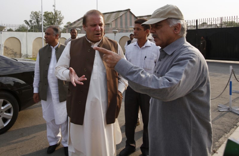 © Reuters. رئيس وزراء باكستان المعزول يرشح شقيقه لخلافته