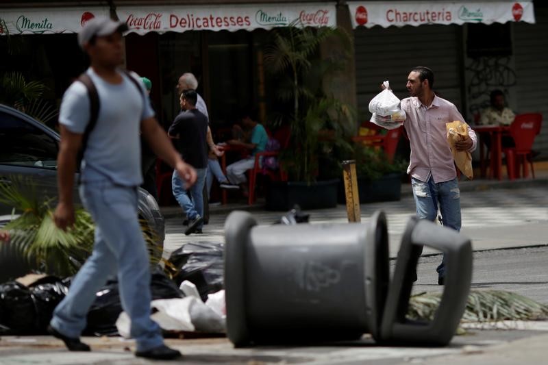© Reuters. احتجاجات في فنزويلا قبيل تصويت على تشكيل جمعية تأسيسية الأحد