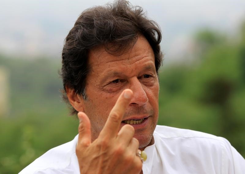 © Reuters. زعيم المعارضة في باكستان يسخر من ترشيح رئيس الوزراء المعزول شقيقه لخلافته