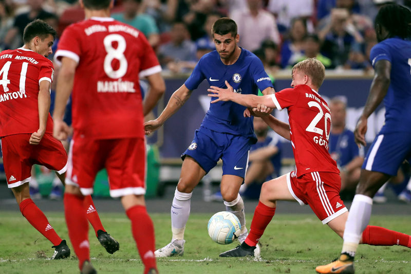 © Reuters. El delantero español del Chelsea Álvaro Morata pelea un balón en un amistoso contra el Bayern Munich disputado en Singapur.