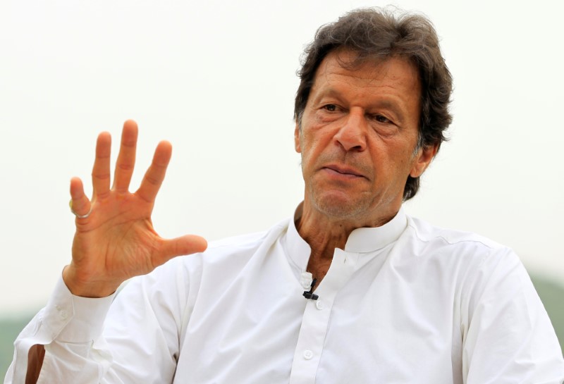 © Reuters. Imran Khan, chairman of the Pakistan Tehreek-e-Insaf (PTI) political party, speaks with a Reuters correspondent during an interview at his home in the hills of Bani Gala, Islamabad