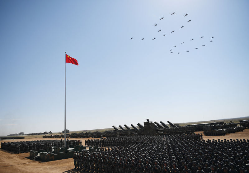 © Reuters. Soldiers of China's People's Liberation Army (PLA) take part in a military parade to commemorate the 90th anniversary of the foundation of the army at the Zhurihe military training base in Inner Mongolia Autonomous Region