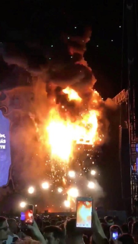 © Reuters. Un espectacular incendio obliga a evacuar un festival en Barcelona