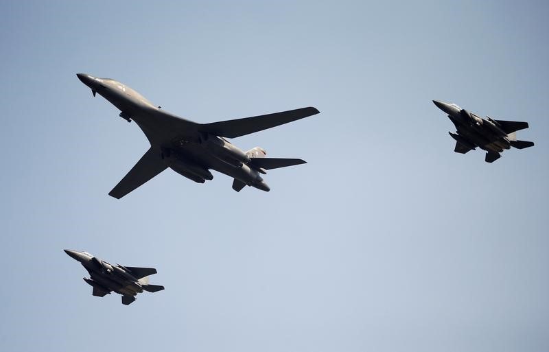 © Reuters. EE.UU. sobrevuela la península de Corea con dos bombarderos