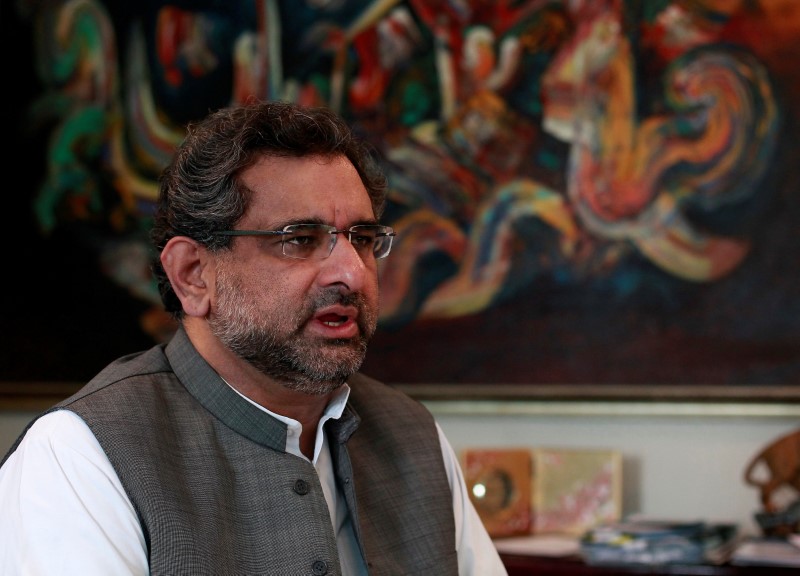 © Reuters. FILE PHOTO: Pakistan's Shahid Khaqan Abbasi speaks during an interview with Reuters at his office in Islamabad