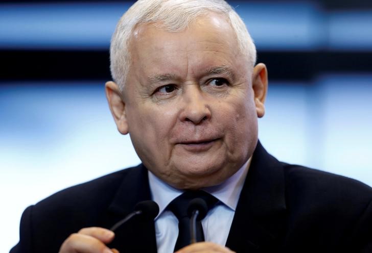 © Reuters. FILE PHOTO: Kaczynski, the leader of the ruling Law and Justice Party (PiS) speaks at a news conference in Warsaw