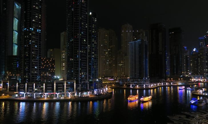 © Reuters. Tourist pleasure boats navigate through Dubai Marina in Dubai