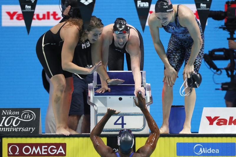 © Reuters. أمريكا تحطم الرقم القياسي لسباق 4 في 100 متر تتابع متنوع سيدات ببطولة العالم للسباحة