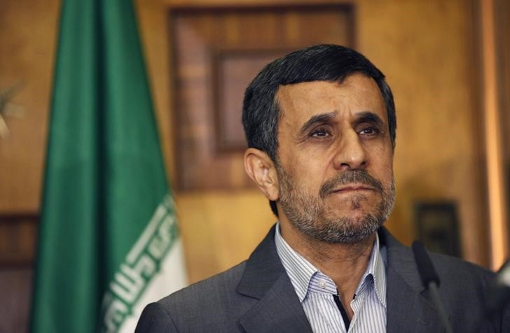 © Reuters. FILE PHOTO - Mahmoud Ahmadinejad meets with Iraq's Vice President Khudair al-Khuzaie during his visit in Baghdad