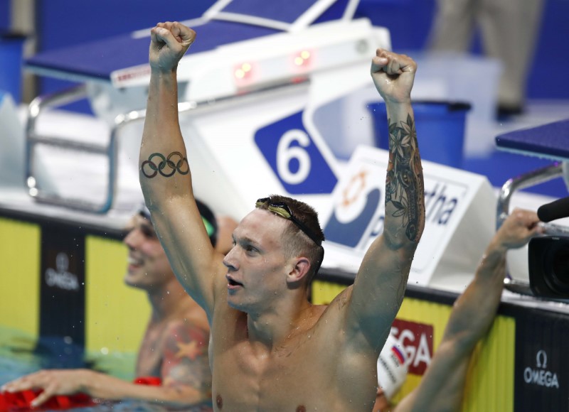 © Reuters. El nadador estadounidense Caeleb Dressel celebra tras ganar la final de 50 metros estilo libre en el Mundial de Budapest.