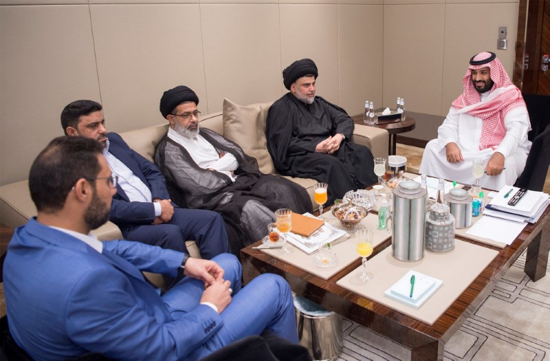 © Reuters. Saudi Crown Prince Mohammed bin Salman meets with Iraqi Shi'ite leader Muqtada al-Sadr in Jeddah