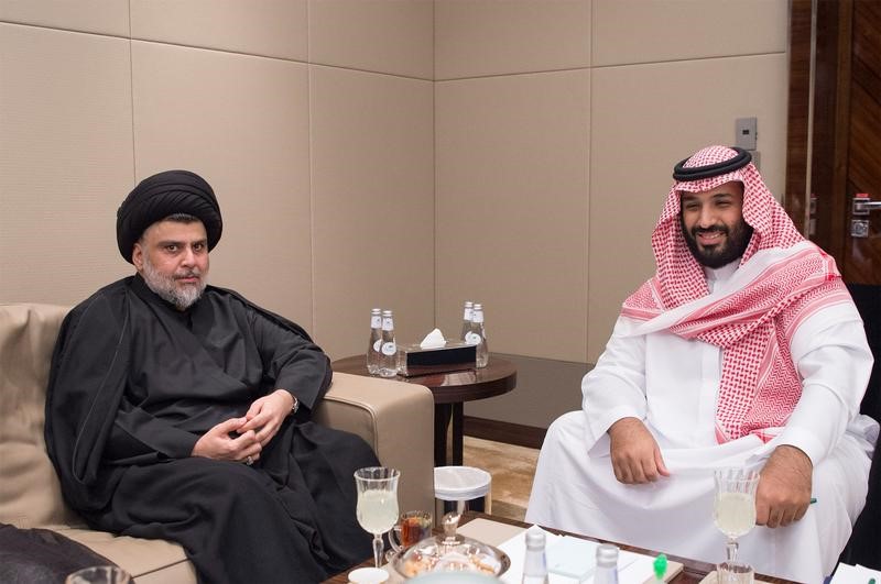 © Reuters. الزعيم الشيعي العراقي مقتدى الصدر يقوم بزيارة نادرة للسعودية